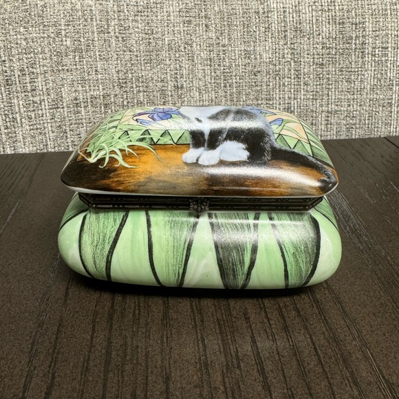 Persia Clayton Weirs Dresser Box. Licensed by Wild Wings. Hinged top. (13-O) - Picture 8 of 8